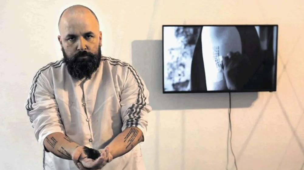 &raquo;Nekatere skupnosti so imele tatuje, da so same sebe bodrile pri boju, jaz lahko zdaj tudi koga zastra&scaron;im s kak&scaron;nim verzom,&laquo; se prav nič ne &scaron;ali Dejan Koban.