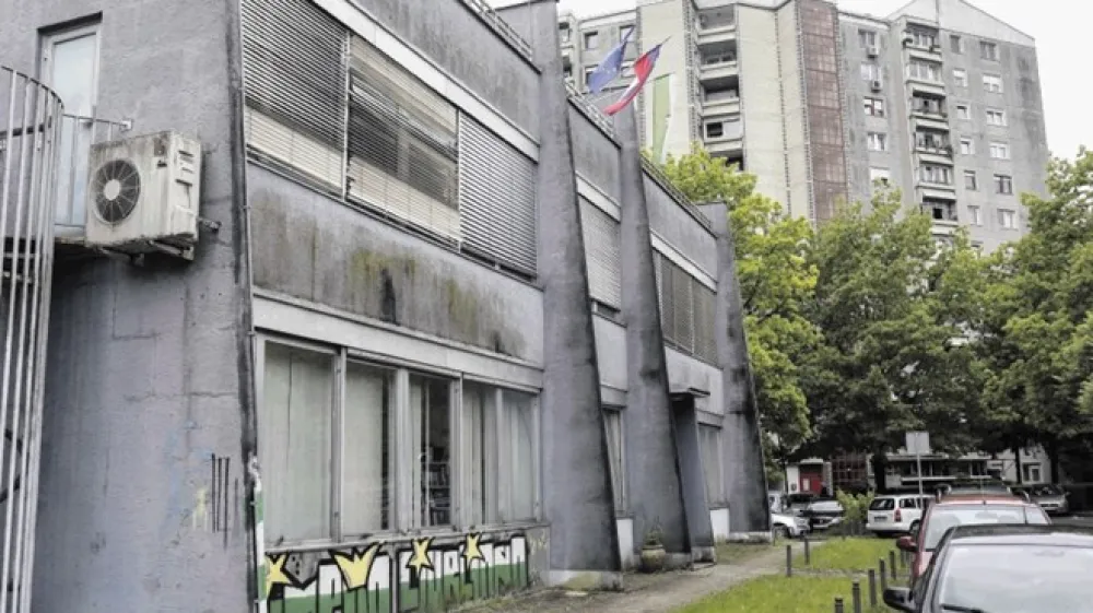 Občina namerava stavbo na Preglovem trgu 15 poru&scaron;iti in na njenem mestu zgraditi večji skupnostni večnamenski objekt.