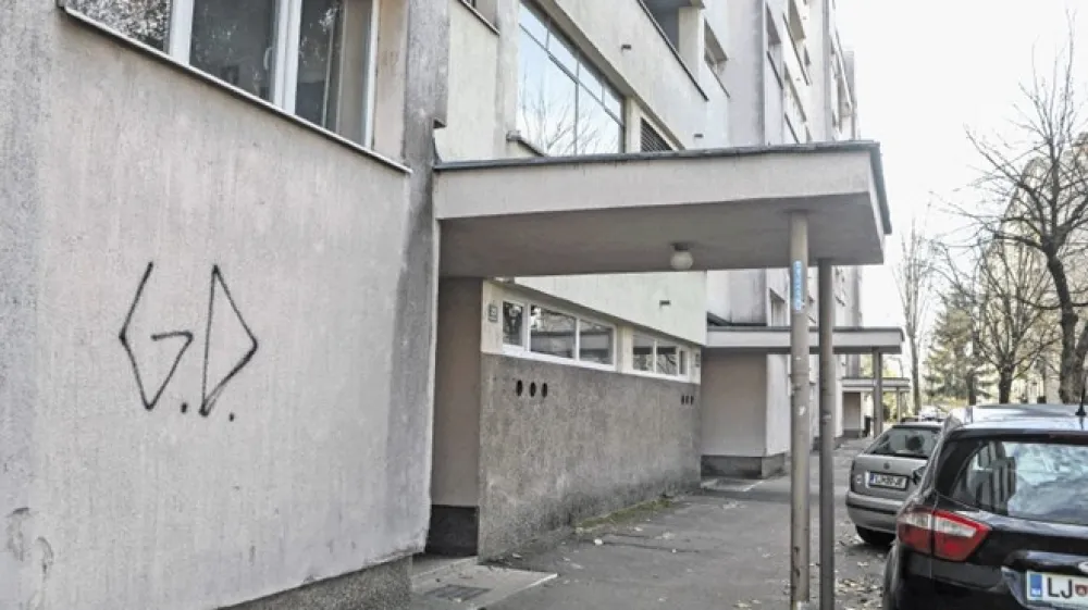 Sosedje so slutili, da bi lahko bilo v stanovanju z vedno spu&scaron;čenimi roletami kaj narobe, a jih je razplet zgodbe novembra lani vendarle &scaron;okiral.