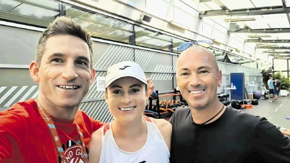 Trojica, ki v Parizu postavlja mejnike slovenskega tenisa (z leve): psiholog Matej Lunežnik, Tamara Zidan&scaron;ek ter vodja ekipe in trener Marjan Čuk.