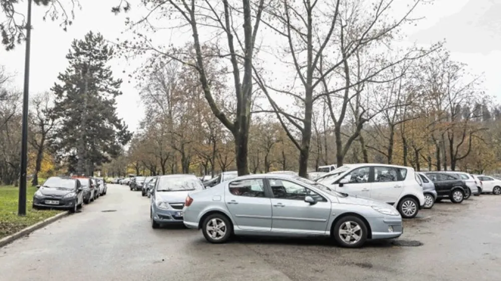 Po prenovi kopali&scaron;ča Ilirija bi občina skladno z določili trenutno veljavnega prostorskega načrta morala  parkiri&scaron;če Tivoli ukiniti. A na magistratu ocenjujejo, da ima omenjeno parkiri&scaron;če pomembno vlogo, zato nameravajo prostorski načrt spremeniti, tako da bo parkiri&scaron;če tudi po prenovi Ilirije ostalo.