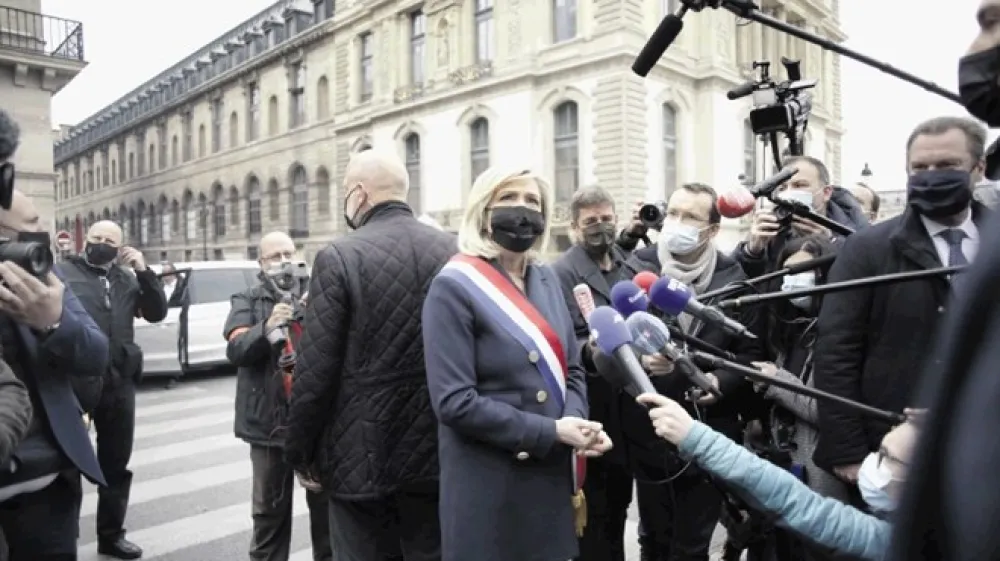Na regionalnih volitvah javnomnenjske raziskave napovedujejo zmago stranke Le Penove v skoraj polovici regij.