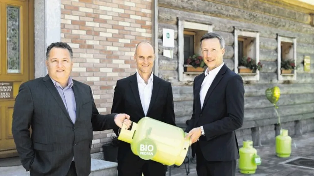 Novi trajnostni vir energije Butan plina so predstavili generalni direktor Tomaž Grm (na sredini), komercialni direktor Igor Rauter (levo) in Mitja &Scaron;tok, generalni direktor programa za energijo ter tehnično prodajno podporo in razvoj (desno).