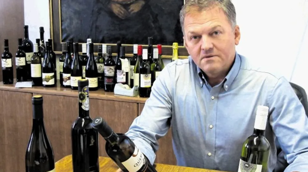 Ni vse tako rožnato, kot pi&scaron;e, da so odporne proti  vsem boleznim, vendar se &scaron;e učimo, kako s temi trtami ravnati. S tem, kdaj bo mogoče  v restavraciji popiti kozarec iz teh sort, se trenutno sploh &scaron;e ne ukvarjamo.