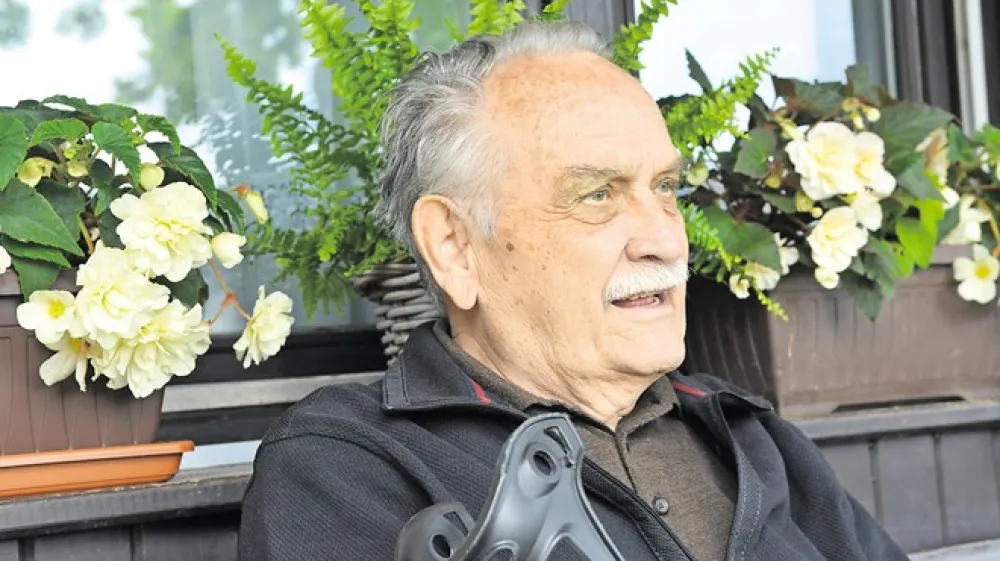 Matjaž Kmecl pravi: &raquo;Lahko bi nam bilo precej bolj&scaron;e, predvsem če bi &scaron;e imeli družbeno premoženje, ki smo ga skozi leta izgubili. Če ne bi &scaron;li v razprodajo samih sebe.&laquo;