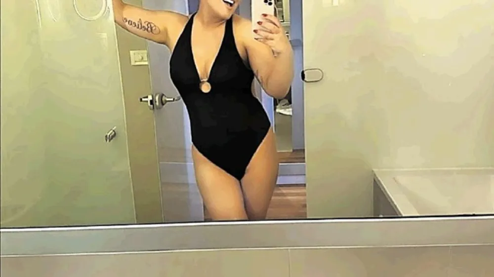 Indira je na svojem profilu na instagramu pozirala v črnih kopalkah.