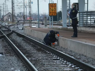 Sredi januarja letos je na tirih v Mariboru ugasnilo življenje najstnice. Preiskava sicer ni potrdila povezave s kakšnim spletnim izzivom, je pa policija primer sprva obravnavala tudi v to smer. Foto: Igor Napast/Večer