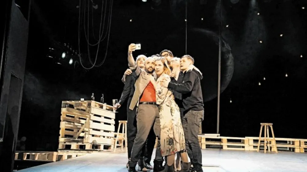 Za najbolj&scaron;o predstavo Dnevov komedije je strokovna žirija izbrala komično dramo Popolni tujci, ki jo je v Drami SNG Maribor zrežirala Tamara Damjanović. Ob tem sta se Mateja Pucko in Gorazd Žilavec za svoji vlogi v njej okitila tudi z nazivoma žlahtne komedijantke oziroma komedijanta.