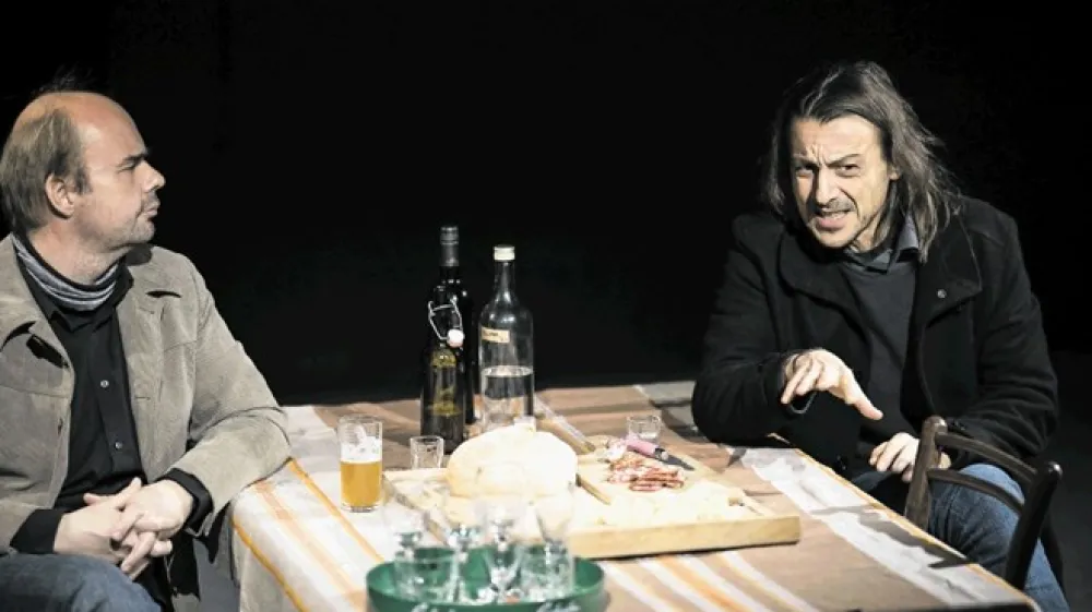 Gregor Zorc in Matej Recer v predstavi Kako smo pri&scaron;li do sem? pokažeta, da sta za zavezujoč dogodek dovolj dva, ki sedita za mizo in kramljata.