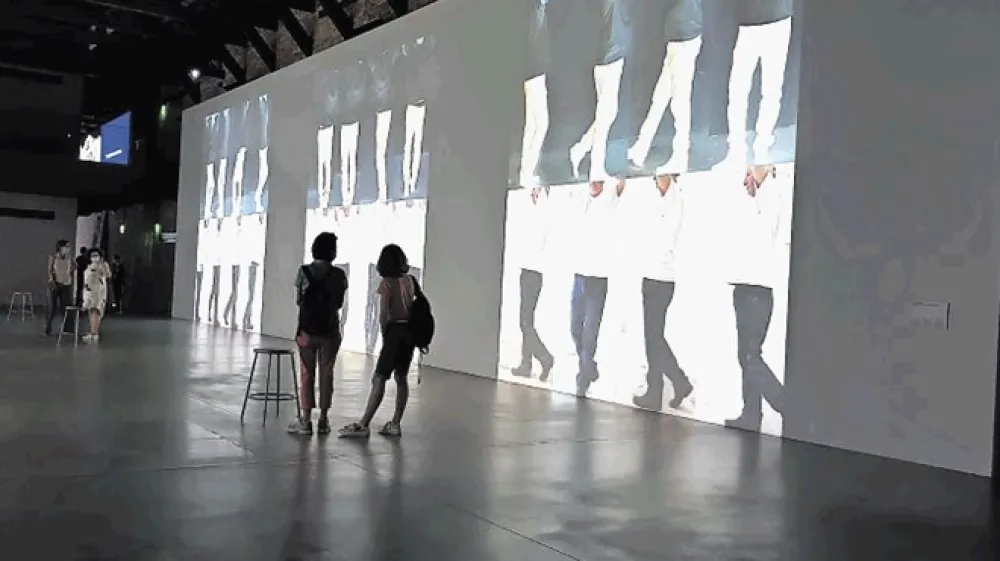 V Benetkah je ta čas v razstavi&scaron;ču Punta della Dogana na ogled tudi razstava slavnega ameri&scaron;kega umetnika Brucea Naumana, Contrapposto Studies, ki se začne z njegovimi novimi videoinstalacijami, te pa so postopoma kontekstualizirane z njegovimi starej&scaron;imi deli, in sicer skozi njegov atelje kot prostor ustvarjalnosti, uporabo telesa v performansu in raziskavo zvoka.