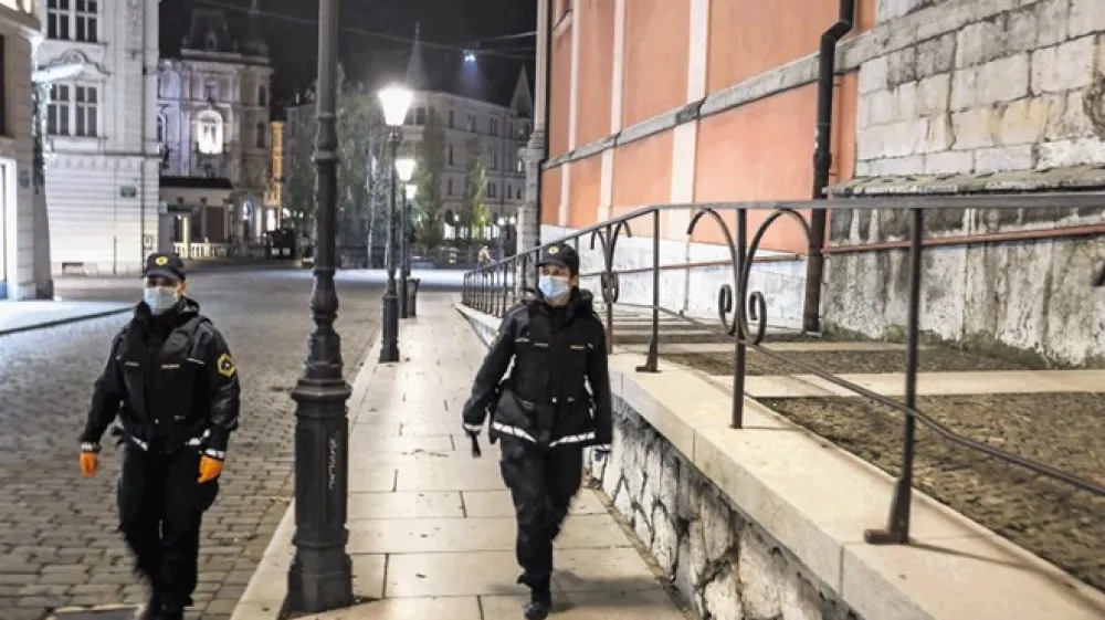 Sprejeta novela zakona o nalezljivih boleznih vladi omogoča, da sprejme vse dosedanje ukrepe za omejitev epidemije, na primer policijsko uro,  in &scaron;e nekatere nove.