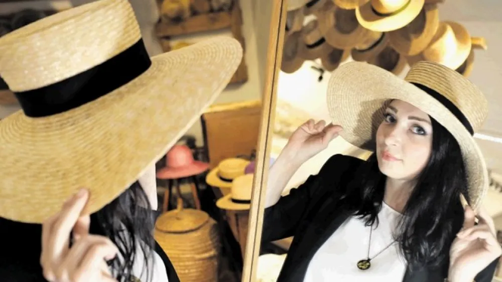 Oblikovalka Ana Cajhen izdeluje slamnike tako za kmete kot za modne navdu&scaron;enke.