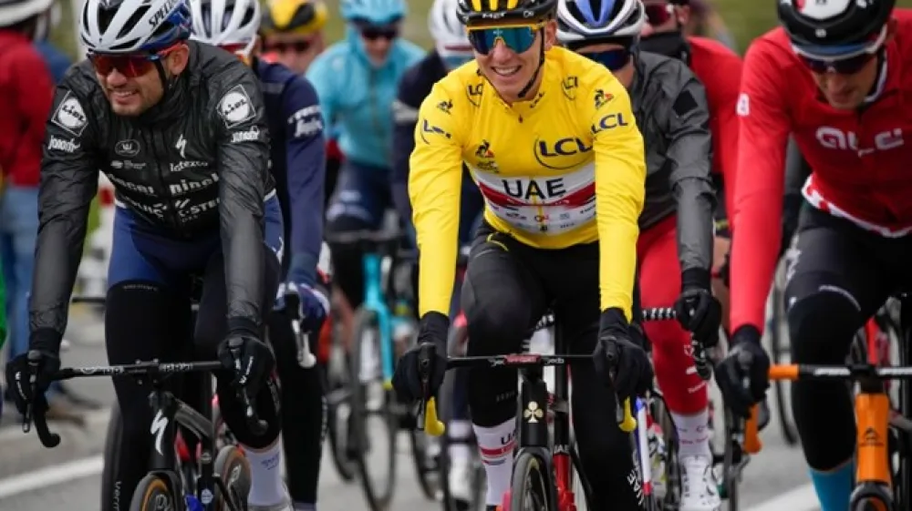 Karavana s Tadejem Pogačarjem na čelu je etapo začela v zimskih oblačilih, ki pa jih je lahko odvrgla tik pred kilometrom nič.