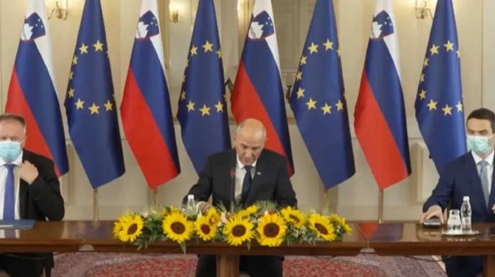 Od desne proti levi: Zdravko Počival&scaron;ek, Janez Jan&scaron;a in Matej Tonin.