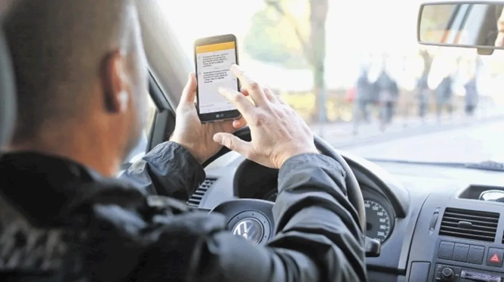 Voznikom, ki med vožnjo uporabljajo mobilni telefon ali druge naprave, ki motijo njihovo pozornost, zdaj grozijo globa 250 evrov (prej 125) in tri kazenske točke.