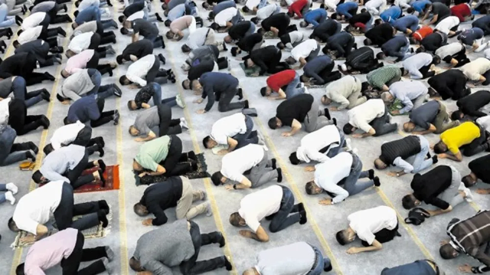 Muslimani pred molitvijo ob kurban bajramu  v  Muslimanskem kulturnem centru Ljubljana.