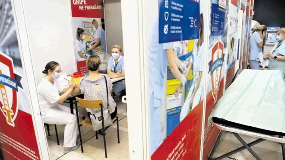 Prebivalcem, ki se odpravljajo čez mejo, na NIJZ svetujejo tako cepljenje (na fotografiji cepilno mesto v UKC Ljubljana) kot spremljanje razmer v kraju dopustovanja. Ob &scaron;irjenju različice delta se lahko tudi lokalna pravila zelo hitro spremenijo.