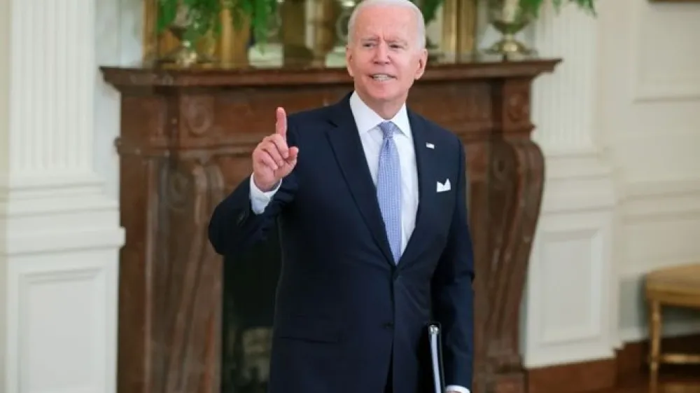 Predsednik ZDA Joe Biden je v četrtek v skladu z napovedmi odredil, da se morajo vsi zvezni uslužbenci in zvezni pogodbeniki ZDA cepiti proti covidu-19.