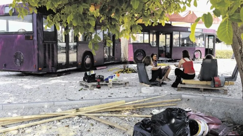 Mladi zmaji so odpisani avtobus predelali v mobilni mladinski center.