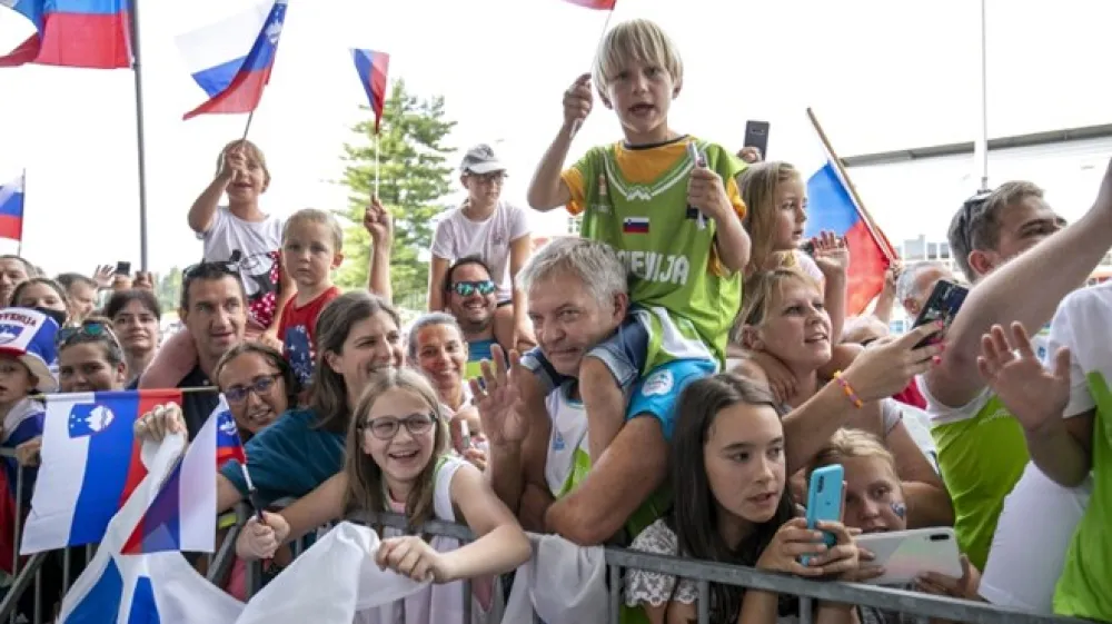 Na&scaron;e ko&scaron;arka&scaron;e je na letali&scaron;ču Jožeta Pučnika pričakala gruča navijačev.