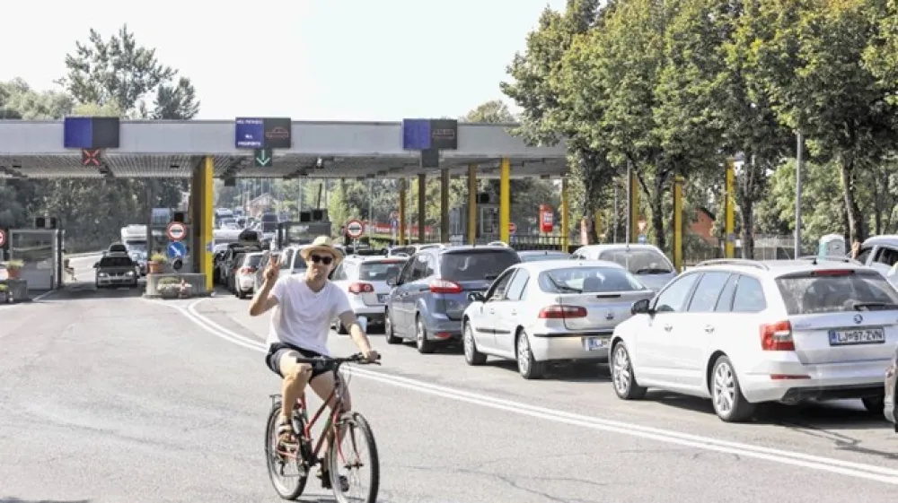 Letos so precej bolj obremenjeni tudi manj&scaron;i mejni prehodi, na katere tujce pripelje navigacija.