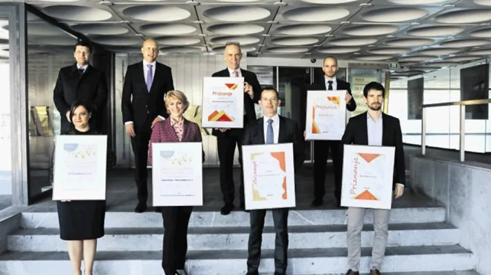 V natečaju Zlata nit je lani sodelovalo 81 podjetij, družba Dnevnik pa je razglasila dobitnike priznanj najbolj&scaron;i zaposlovalec leta 2020. V kategoriji velikih podjetij ga je prejela družba Atlantic Droga Kolinska, v kategoriji srednje velikih &Scaron;pica International, v kategoriji malih podjetij pa Red Orbit. Za program Young Advisory Board je priznanje zlata praksa prejela družba Lek.