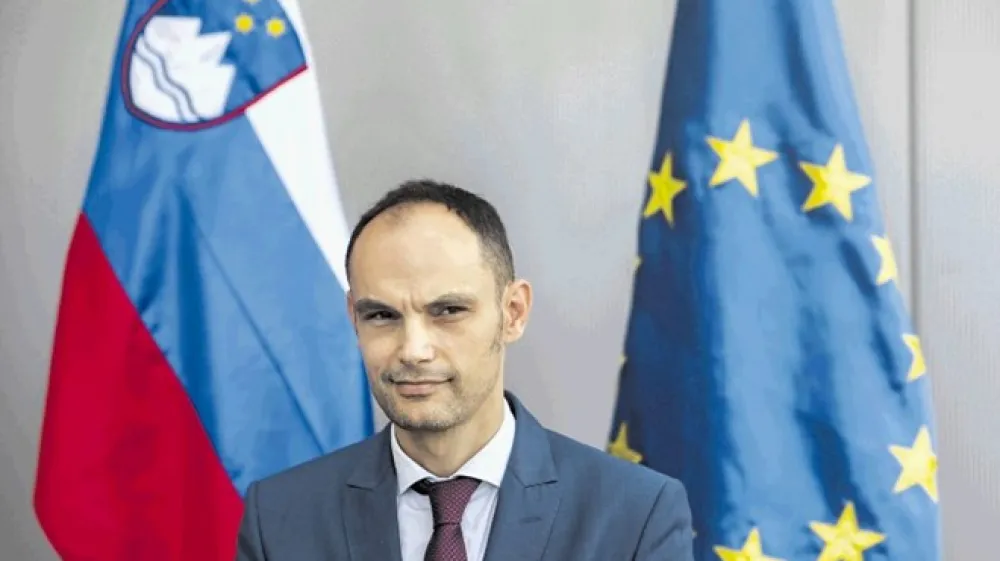 Slovenija je je pripravljena sprejeti do pet oseb, je danes dejal zunanji minister Anže Logar. S tem želi izkazati solidarnost z ostalimi članicami. Drugega bremena, denimo sprejema beguncev iz Afganistana, pa Slovenija za zdaj ne bo ponudila.