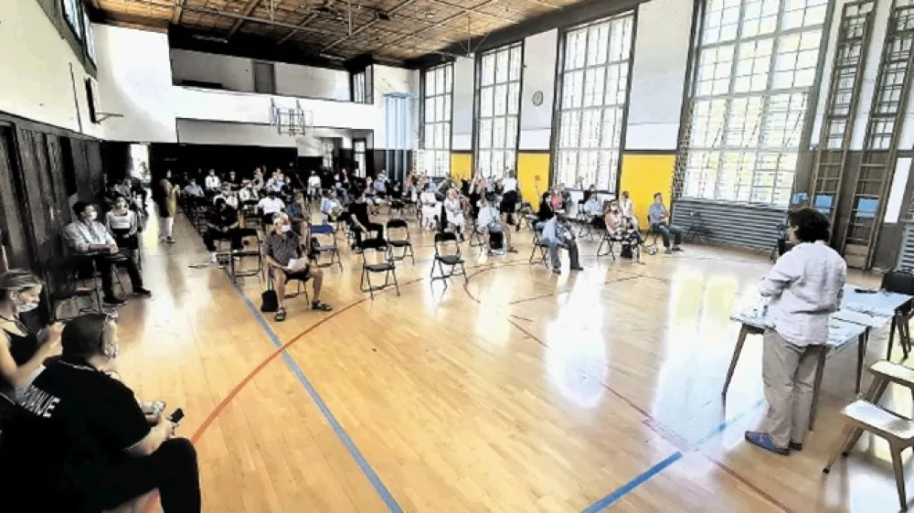 Izrednega občnega zbora &Scaron;D Trnovo se je udeležilo 60 članov, a so bili sklepi zaradi pooblastil potrjeni s precej več glasovi.