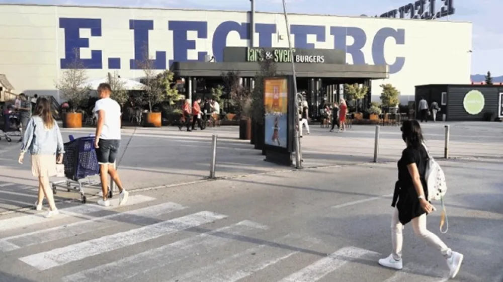 Zaradi rakotvornega etilen oksida v aditivu za živila E410 so proizvajalci in trgovci doslej odpoklicali ali umaknili 151 različnih živil iz več skupin. Daleč največ odpoklicev, 77, je doslej objavilo trgovsko podjetje E.Leclerc, ki ima izdelan protokol za tak&scaron;ne primere.