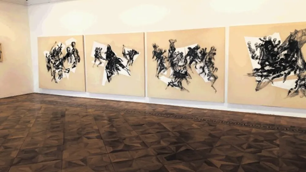 Med sprehodom skozi razstavo je pogled ves čas ujet v obrtno dovr&scaron;ene risarske geste z grafitno paličico, ki izri&scaron;ejo prekrivajoče se figure, zgo&scaron;čene na ka&scaron;iranem papirju.