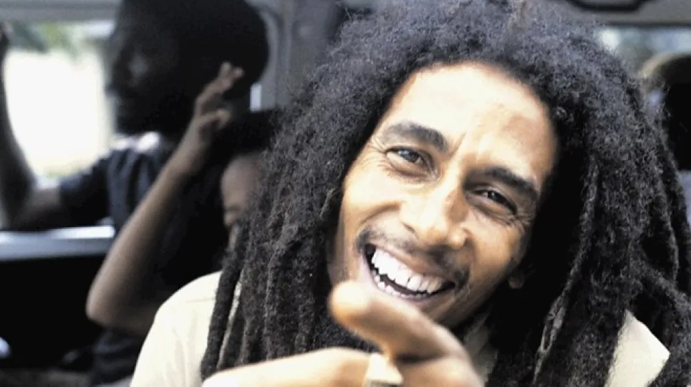 Leta 1976 je bil na Boba Marleyja izveden atentat, streljanje nanj in na njegovo družino  naj bi organiziral tedanji vrh Jamaj&scaron;ke delavske stranke, ki je tekmoval z Jamaj&scaron;ko nacionalno stranko, obe sta si pa v predvolilnem času želeli prisvojiti Marleyja.