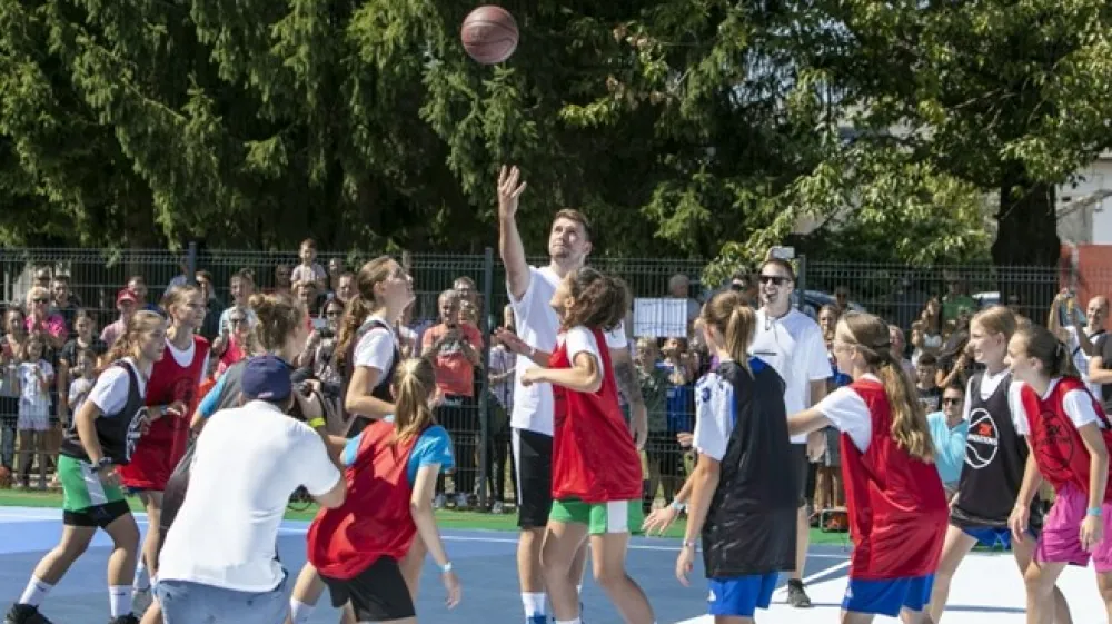 Otvoritev prenovljenega ko&scaron;arkarskega igri&scaron;ča z Luko Dončićem.