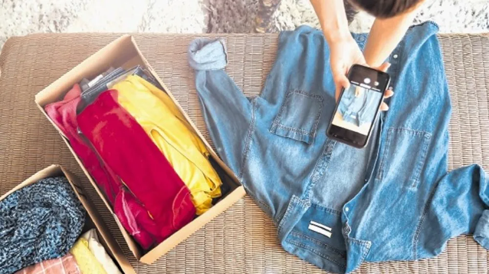 Mamice fotografirajo in nato  prek spletne trgovine prodajo ali podarijo več kot 32.000 kosov otro&scaron;kih oblačil na leto.