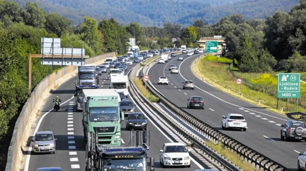 Zaradi zastojev na primorski avtocesti promet pogosto stoji tudi na ljubljanski obvoznici.