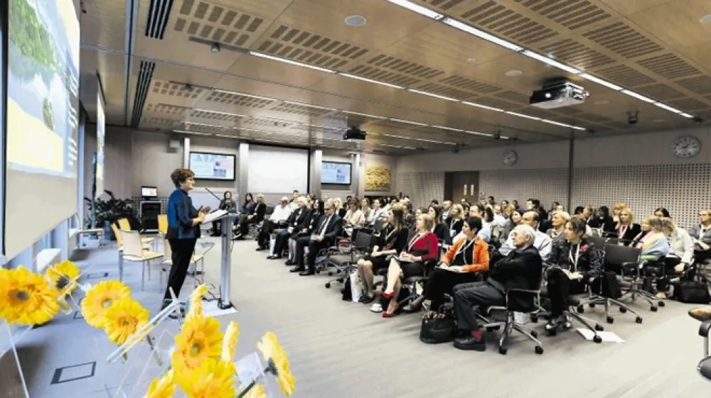 IEDC &ndash; Poslovna &scaron;ola Bled kot prva poslovna &scaron;ola te vrste v srednji in vzhodni Evropi letos praznuje 35 let obstoja in je ena vodilnih mednarodnih institucij za razvoj menedžmenta v Evropi. Z zagotavljanjem inovativnega pristopa na področju razvoja menedžmenta slovenske in tuje voditelje ter poslovneže spodbuja k osvajanju znanj o novih in ustvarjalnej&scaron;ih načinih pri soočanju z izzivi vodenja.