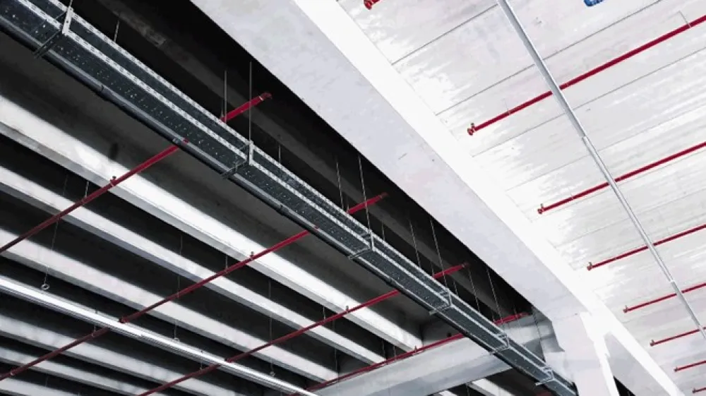 Za logistični center Lidl v Arji vasi je podjetje razvilo posebne viseče nosilce za namestitev kabelskih polic z večjim odmikom od stropa.