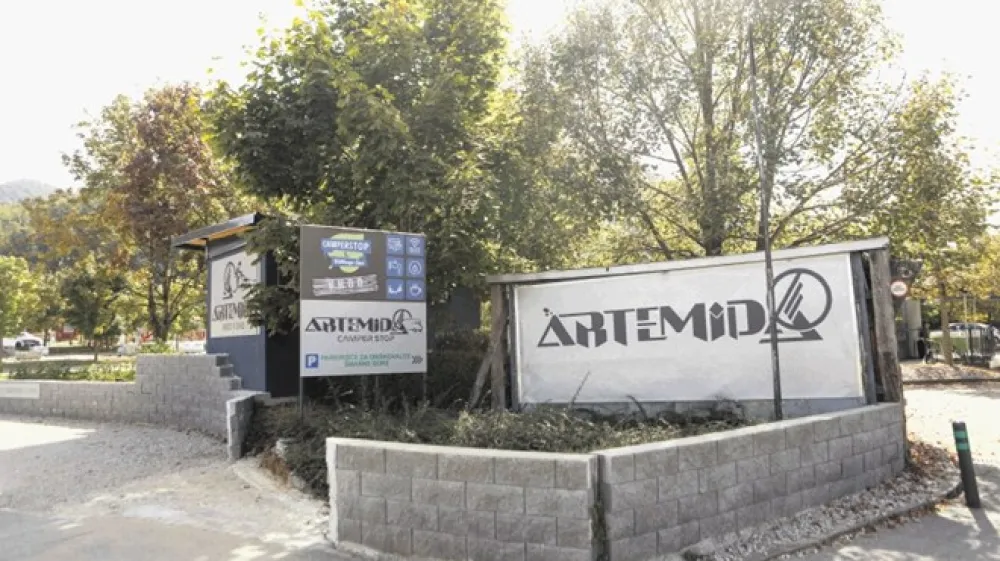 Dogajanje na posestvu družine Zava&scaron;nik v Spodnjih Pirničah, kjer sta poleg diskoteke zrasla &scaron;e parkiri&scaron;če in kamp, je za kmetijskim in okoljskim  začel preverjati tudi tržni in&scaron;pektorat.