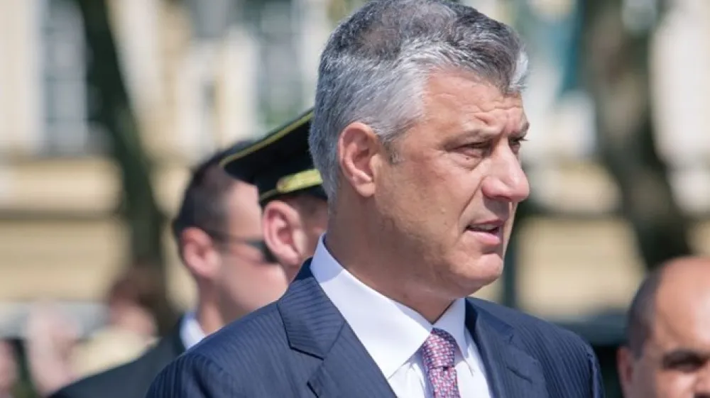 V Haagu se je začel prvi sodni proces na posebnem sodišču za Kosovo, ki se mu je Priština dolgo upirala. Vseh obtoženih je za zdaj osem, med njimi tudi bivši predsednik Hashim Thaci (na fotografiji).
