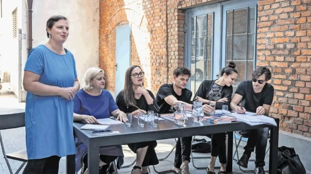 Program Stare elektrarne so predstavili Alma R. Selimović, vr&scaron;ilka dolžnosti direktorice Bunkerja, vodja programa Mojca Jug, vodja projekta Reshape Tamara Bračič Vidmar ter člani kolektiva Beton Ltd. &ndash; Primož Bezjak, Katarina Stegnar in Branko Jordan.