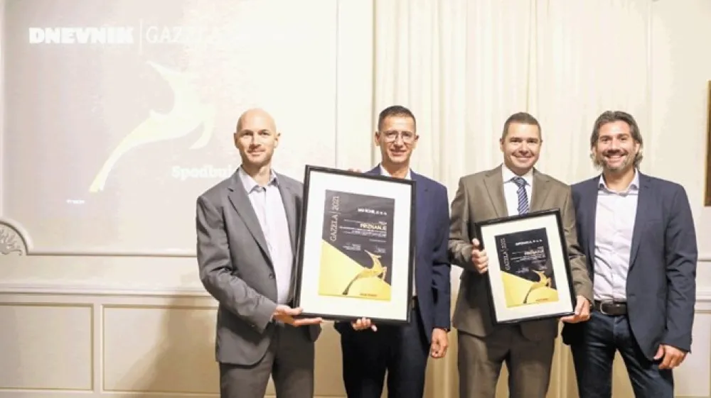 Podjetje MG Rohr je sposobno preskokov in hkrati tudi teka na zelo dolge proge, meni komisija, ki je to podjetje na včeraj&scaron;njem regijskem dogodku v Dvorcu Bukovje v Dravogradu izbrala za gazelo podravsko-pomurske regije 2021. Koro&scaron;ko podjetje, specializirano za proizvodnjo in predelavo brez&scaron;ivnih cevi, je v zadnjih petih letih poslovanje podvojilo. Na fotografiji (z leve): direktorja in solastnika podjetja MG Rohr Samo Jenič in Matej Natlačen ter predstavnika nominiranega podjetja Impedanca Marko Zavr&scaron;nik in Gregor Trkaj.