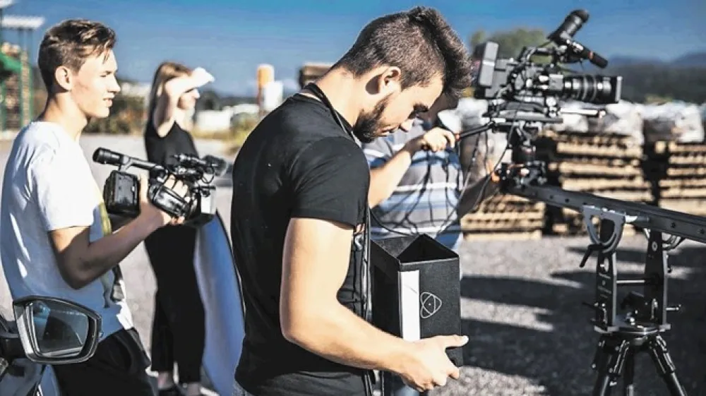 Detektivka Počiva jezero v tihoti &ndash; Still ruht der See je sad dvoletnega mednarodnega filmskega ustvarjanja in sodelovanja med mladimi in profesorji Gimnazije Ravne  in Srednje trgovske &scaron;ole v Velikovcu (Praxis-HAK) v okviru projekta Erasmus+ Freund &ndash; Prijatelj II.