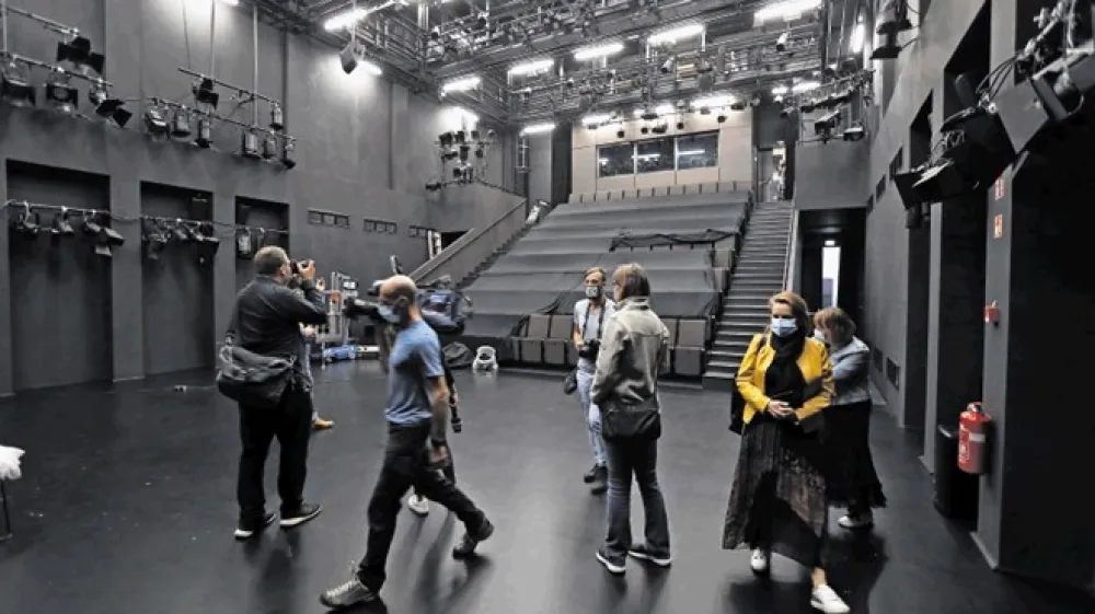 Dolga leta prizadevanj  so obrodila sadove:  bodoči  igralci, režiserke,  dramaturgi ... se bodo lahko poslej &scaron;olali v ustreznih, sodobno opremljenih prostorih.