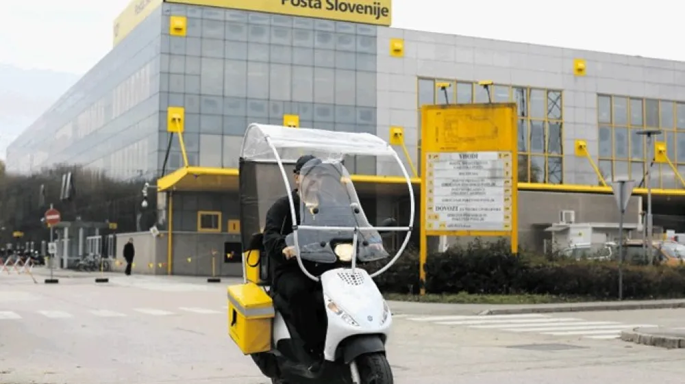 Na plan prihajajo nova dejstva o dogajanju na osi uprava&ndash;nadzorniki, ki nakazujejo, da je  uprava Po&scaron;te s Tomažem Kokotom na čelu prek odvetnika Francija Matoza obračunavala z nadzorniki Po&scaron;te.