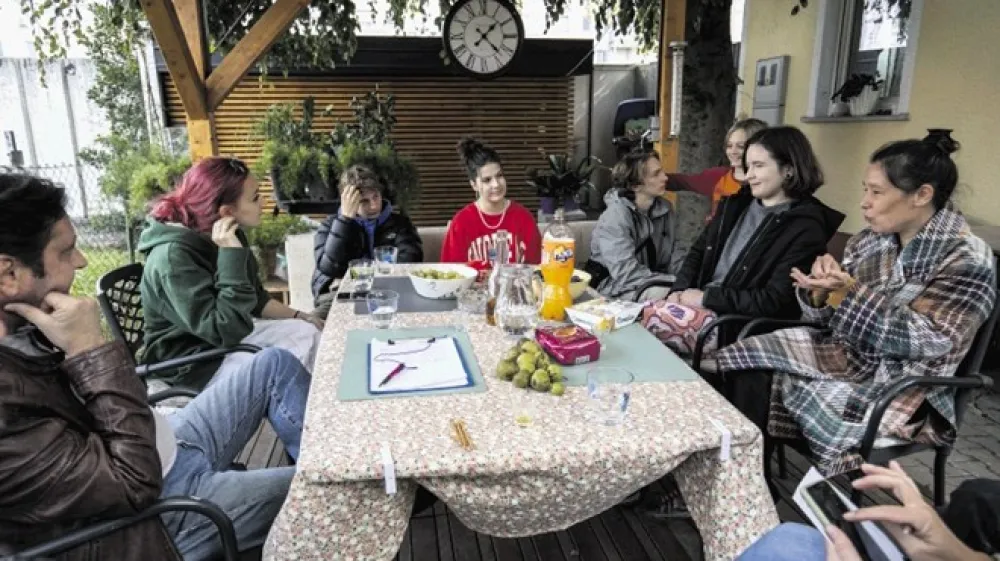 V družbi najstnikov, sprva kot gledalcev, je  na dvori&scaron;ču stanovanjske hi&scaron;e v BS7  potekalo namizno gledali&scaron;če.