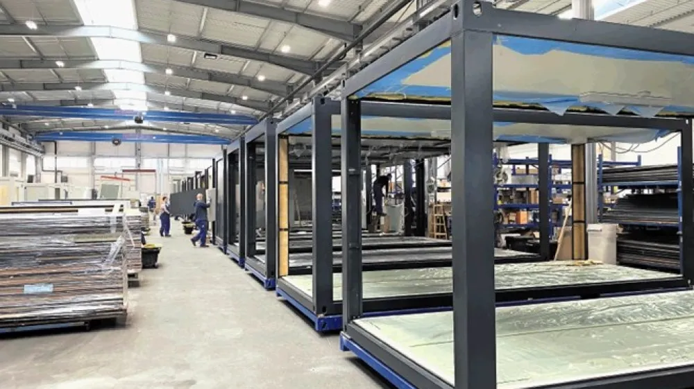 Trajnost, hitrost in fleksibilnost so glavne  prednosti   modularne gradnje, ki izhajajo iz visoke stopnje predizdelave modulov v proizvodnem procesu.