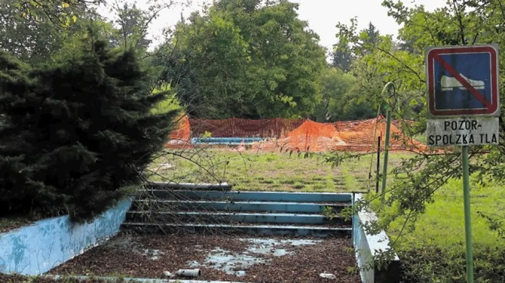 Predmet denacionalizacije je tudi zdravili&scaron;ki park, del katerega je propadlo kopali&scaron;če v Radencih.