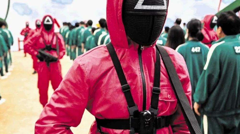 Seriji Squid Game lahko pripi&scaron;emo neuradni podnaslov &raquo;igre prezadolženih&laquo;.