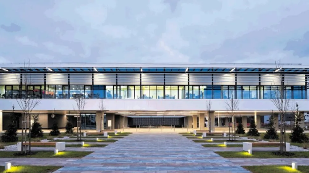 Med referencami podjetja je raziskovalno-razvojni in proizvodni kompleks Raycap v Komendi.