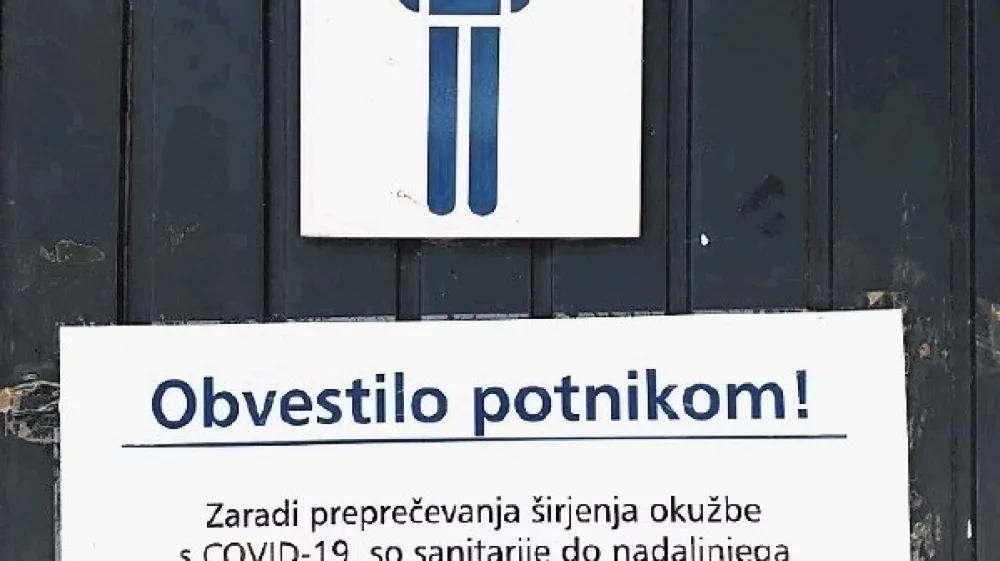 Obvestilo, ki je na&scaron;ega bralca pričakalo na zaklenjenih vratih sanitarij na železni&scaron;kih postajah v Bohinjski Bistrici in   Mostu na Soči.