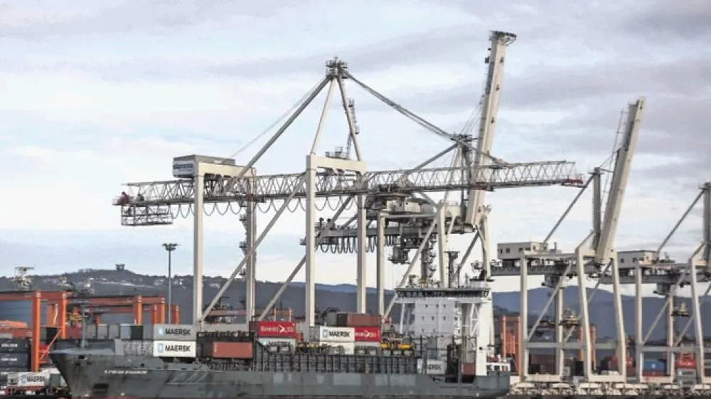 Regija danes temelji na dveh ključnih panogah &ndash; transportu in skladi&scaron;čenju ter turizmu, zato potrebuje &scaron;ir&scaron;i nabor gospodarske aktivnosti.